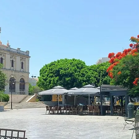 Philedomus In The Centre Of No26 * Ηράκλειο Κρήτης